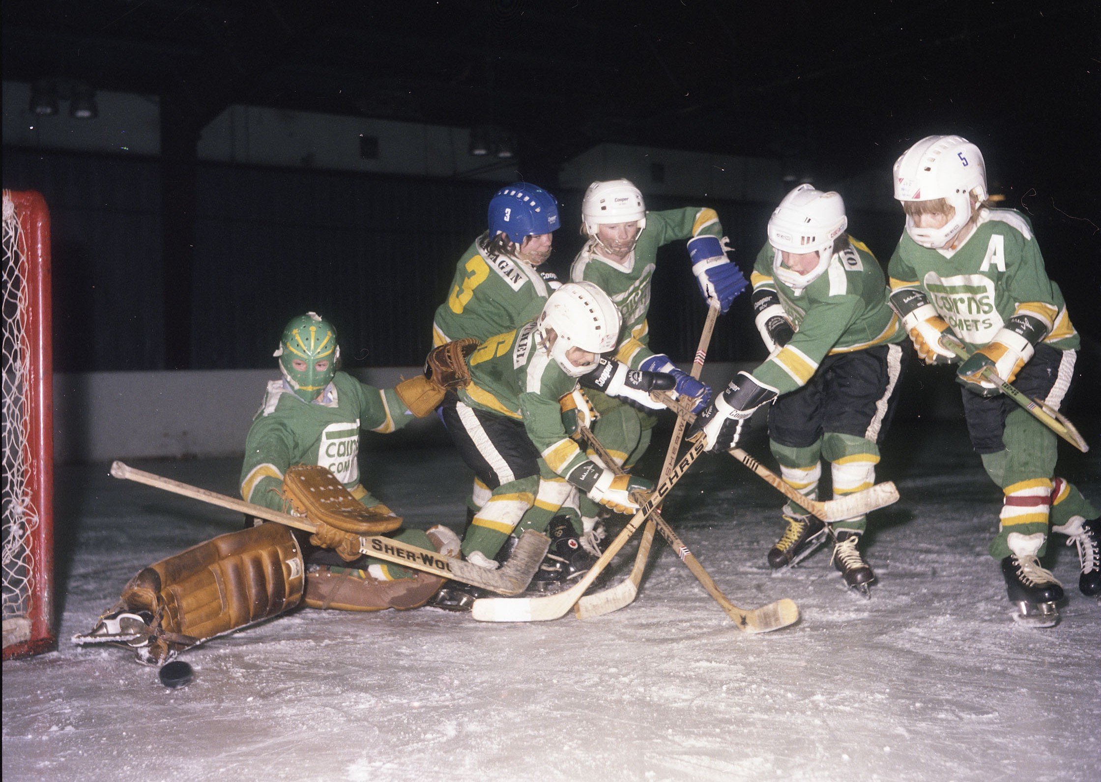 Coloured photo of the Cairns Comets hockey team in in front of the goalie net