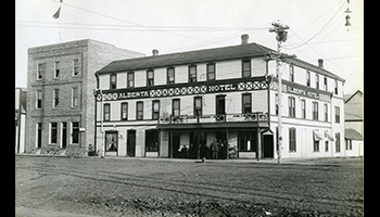 Black and white photo of a three story hotel named the Alberta Hotel, 1910.