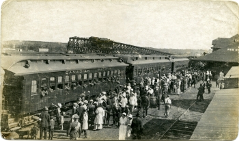 Black and white photo of men from the 187th Battalion boarding the train at the Red Deer Canadian Pacific Railway (CPR) station during the First World War
