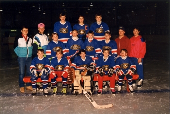 Coloured team photo of the 1990-1991Kiwanis Red Deer Minor Hockey Commission Pee Wee team