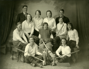 Black and white photo of the Amazon Women's hockey team from the 1932-1933 season