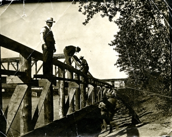 Black and white photo of railway tracks being laid during the construction of the Alberta Central Railway line (ACR)