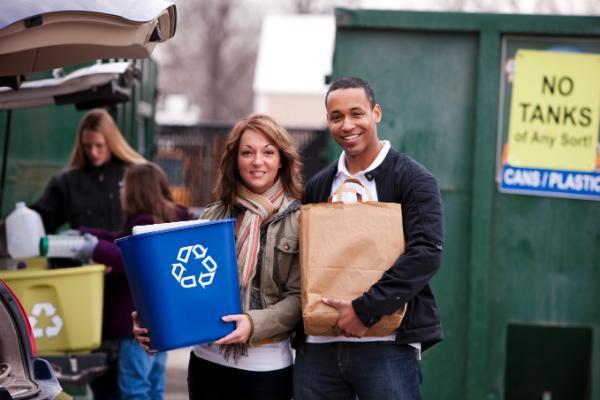 People using a public recycling depot (JPG)